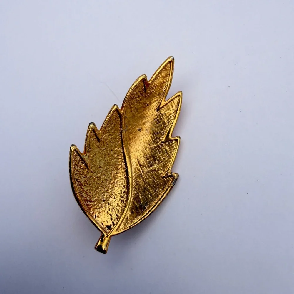 Brooch Leaf Shaped Gold Tone Textured Vintage Jewelry Lapel Hat Bag Pin